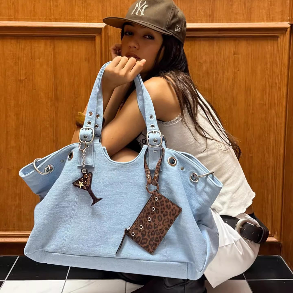 Large capacity commuter tote bag